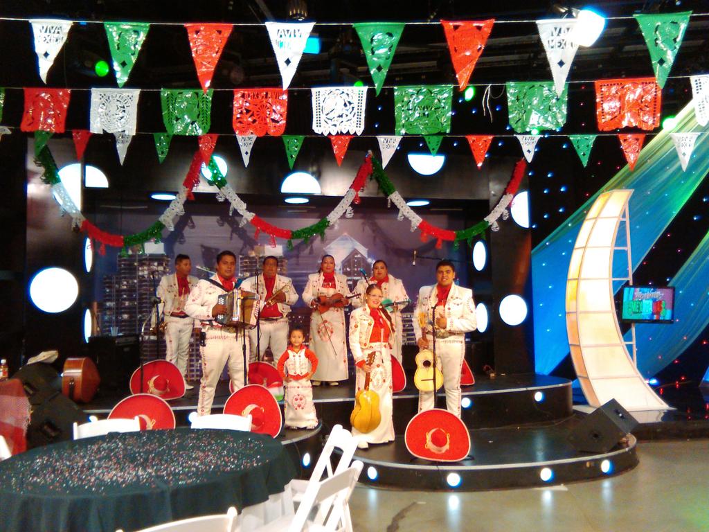 _Realdemexico's tweet photo. #NochesMexicanas #vivamexico #siseñor @multimediostv @Nahum_mariachi @flor_Ble http://t.co/4VqwEFkR1k