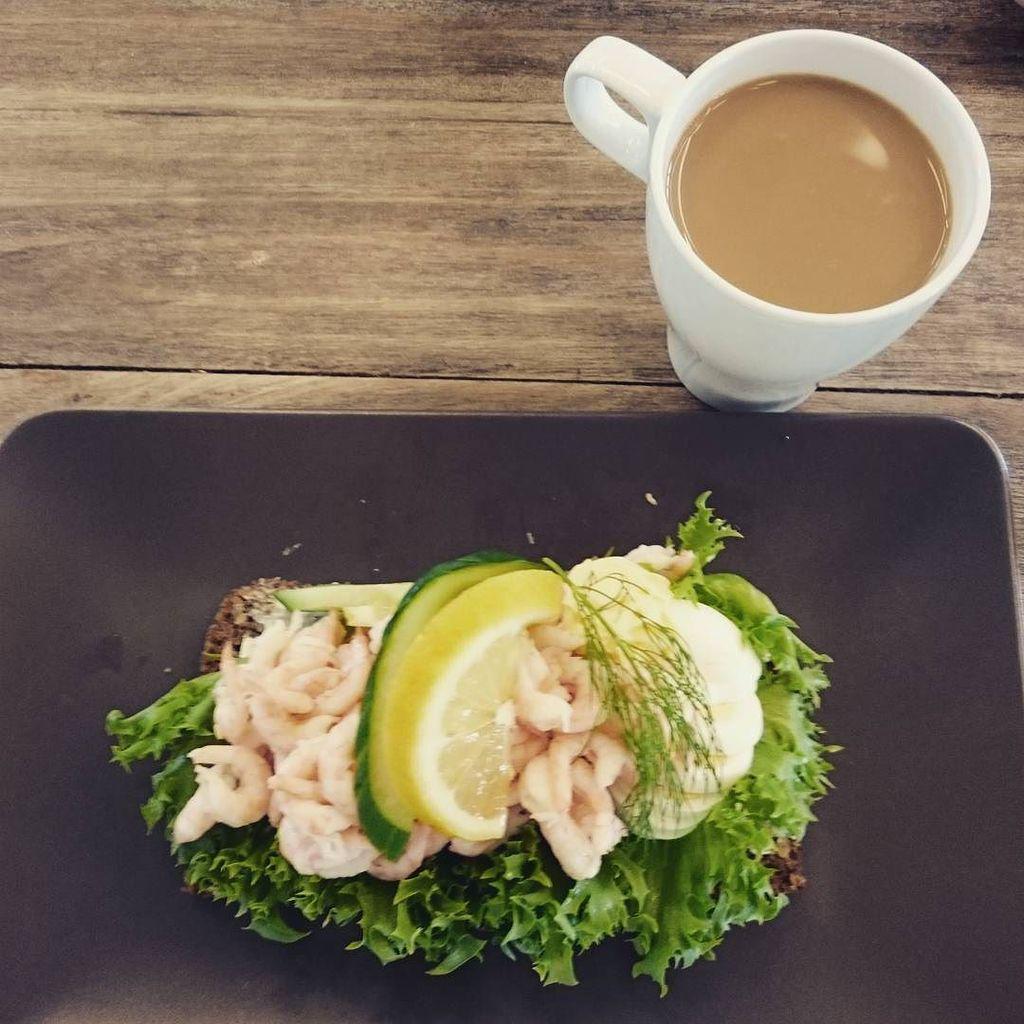 AminaOLena's tweet photo. Frukost i Varberg hos de bästa! 😍 Vi börjar dagen med en räkmacka och hoppas glida på den hela dagen 😂 #räkmacka #v… http://t.co/QQTZHv7Qij