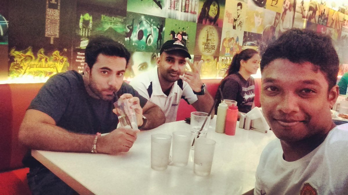 nishant539's tweet photo. #friends #gettogether #Qd's #northcampus #delhi http://t.co/fzTw28sFjf