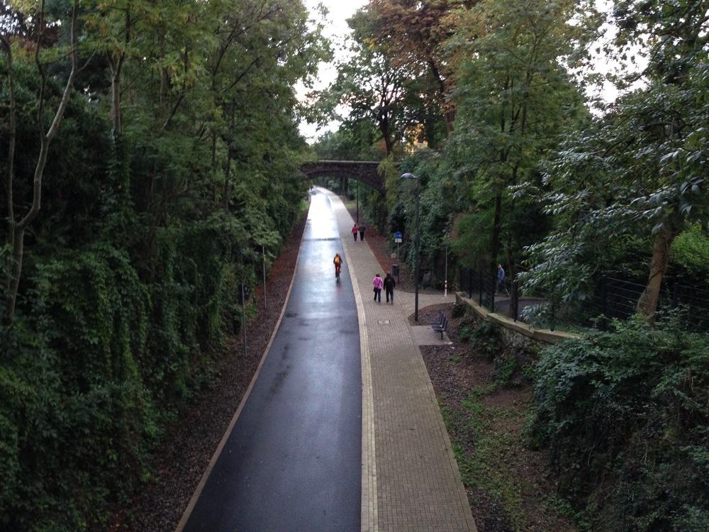 talradler's tweet photo. Ganz Wuppertal steht im Stau! Das ganze Tal? Nein, auf der #Nordbahntrasse hat man immer freie Fahrt! http://t.co/UMK7pkvZBv