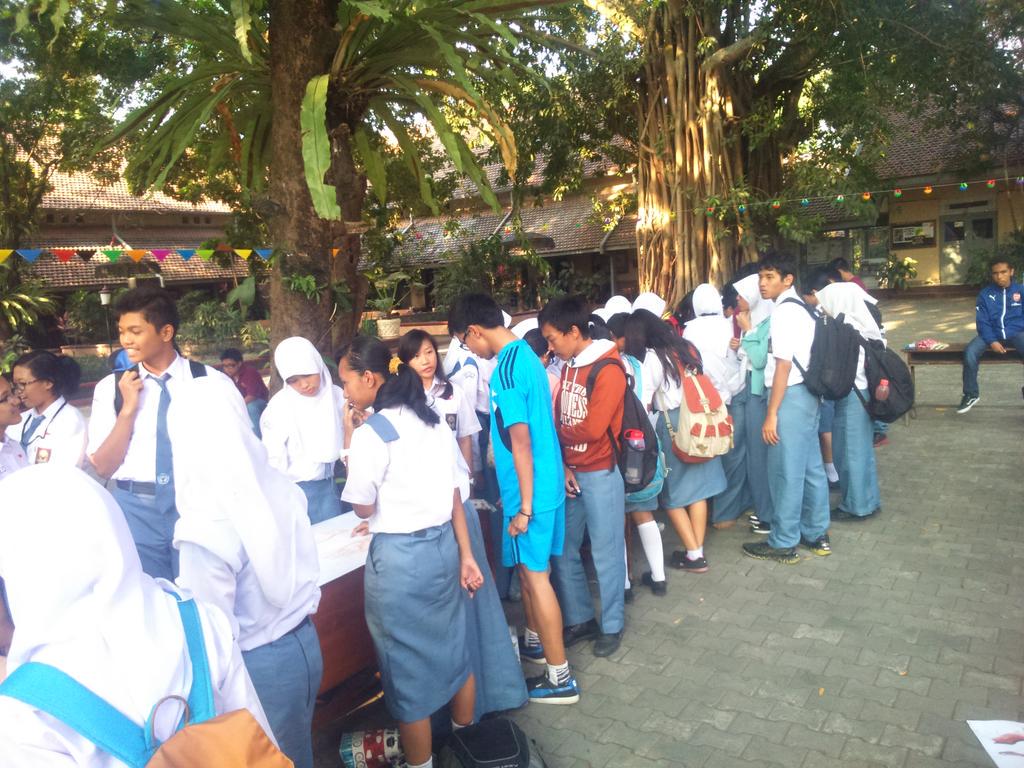 PadmanabaDay's tweet photo. Antusiasme mengikuti lomba poster #day4 at #PPHP73 :) @padmanaba @Padmanaba_71 @Padmanaba_70 @Padmanaba_69 http://t.co/7VWmxlFl6v