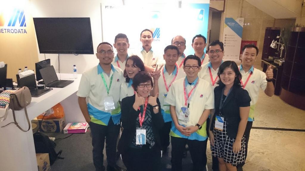 devisant's tweet photo. With team Dell *metrodata, semangat my teamsβΊ #DUF2015 #BeFutureReady #maxcloudID @MaxCloudID http://t.co/kDtilY5GGM