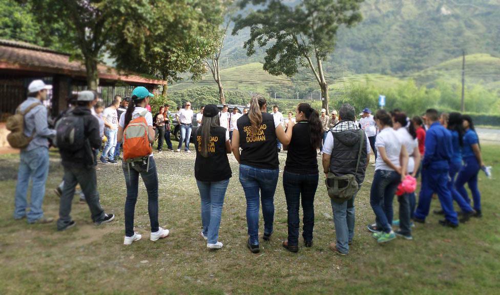 dogmancolombia's tweet photo. Con una dinámica presentaron y escogieron los equipos de trabajo para la actividad en el C.E.R La Aguada en Barbosa. http://t.co/OZKVJlYcu5