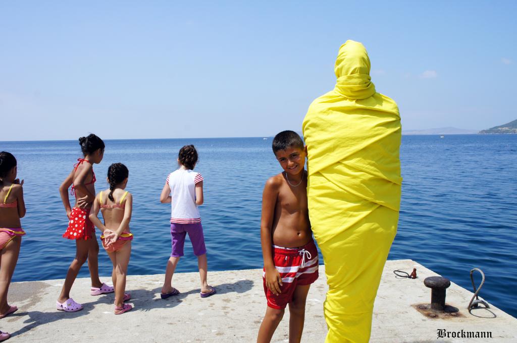 artbrockmann's tweet photo. One Moment Yellow Silence #ephemera #fashionmeetsart #artturkey #artist #kunstundmode #artdirector #germanartist #art http://t.co/ccrEuP8JNN