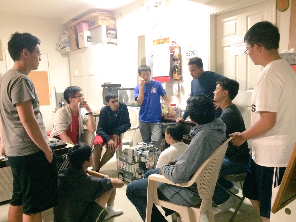 TeamRoboknights's tweet photo. team RSD meeting! excited for #robotics #FTCResQ http://t.co/oycDu6UbQi