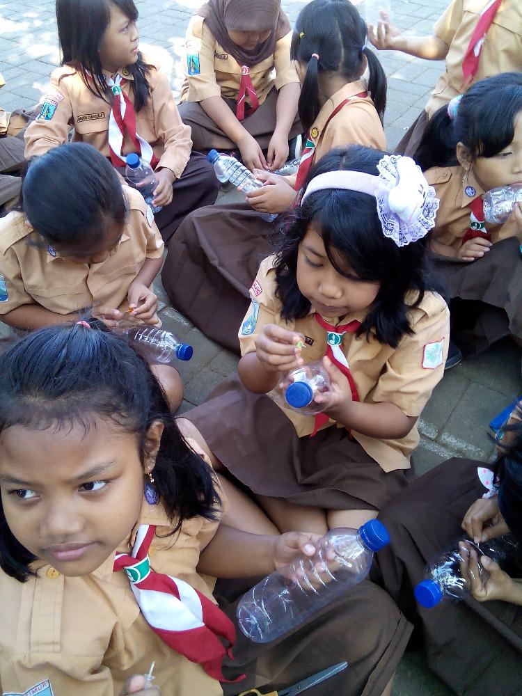 WindaMCRmy's tweet photo. siswa dgn bimbingan guru membuat pot dari botol bekas, hidup sekolah hijau... @GreenSchoolFest @radar_malang http://t.co/ZQS7Juu5c1