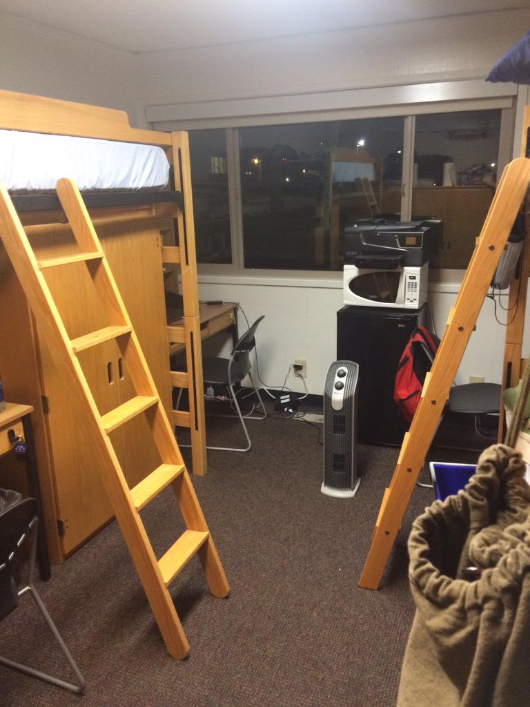 trankevinn's tweet photo. Finally the room looks nice 😀#moveinday http://t.co/Zhnv3x2eF3