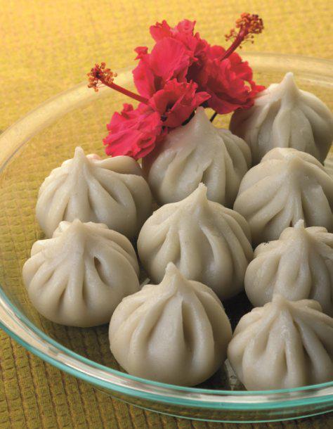 KhanaKhazana's tweet photo. Ukdiche Modak - @SanjeevKapoor 

#Recipe : http://t.co/PWnxypHuux

#MithaiMagic #GaneshChaturthi #CookFreshEatFresh http://t.co/YBicpk2TeZ