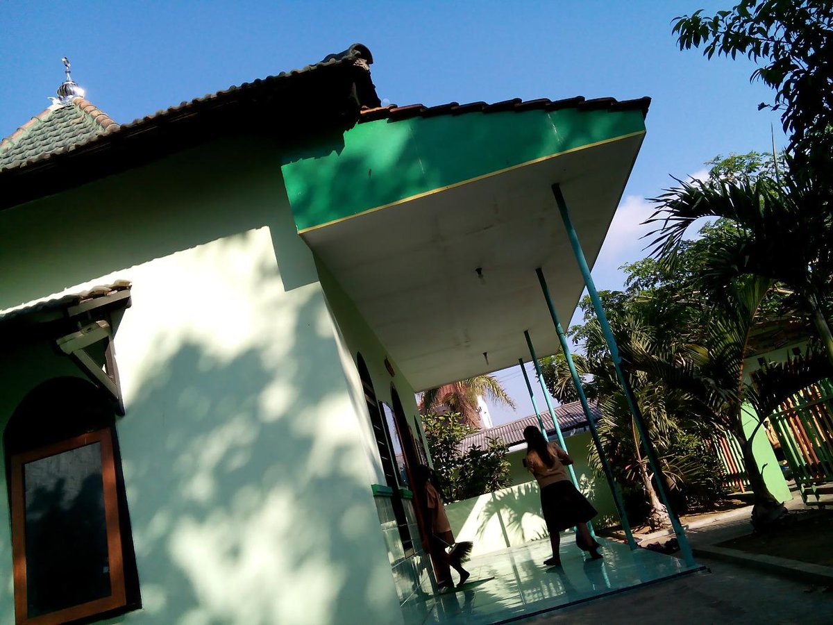 WindaMCRmy's tweet photo. siswa SDN Sawojajar 3 membersihkan lantai depan masjid.. no debu, hijau sekolahku.. @GreenSchoolFest @radar_malang http://t.co/K9OUX2wA4l