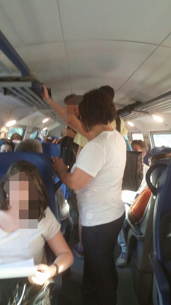 PendolariCiaRM's tweet photo. Siccome giorni scorsi ci mettevamo seduti, oggi 2 vagoni in meno. Sennò eravamo troppo comodi. #trenitalia http://t.co/6xpVBVpycR