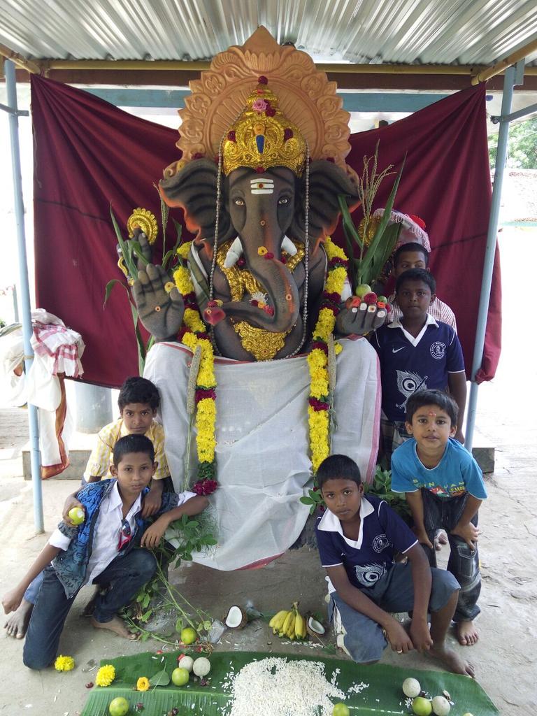 Sarath_Raina's tweet photo. @abelaksh7777 @samjaba2   @arya_offl  our area   🎉🎊🎊 #HappyGaneshChaturthi  festival 🎊🎊 http://t.co/V3u3QYMU6E