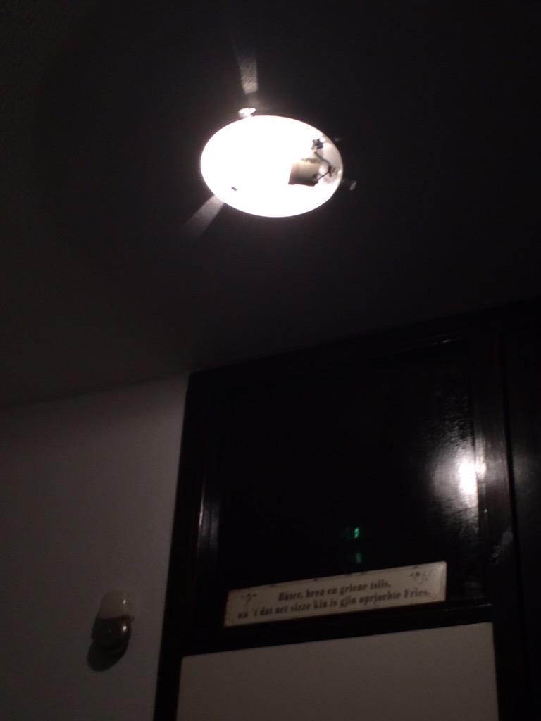 feade13's tweet photo. Godmorgon @IKEAHelpt zojuist is m'n lamp kapot gesprongen. Lijkt me niet de bedoeling ... #raarbeginvandedag http://t.co/LANQ0N60sf