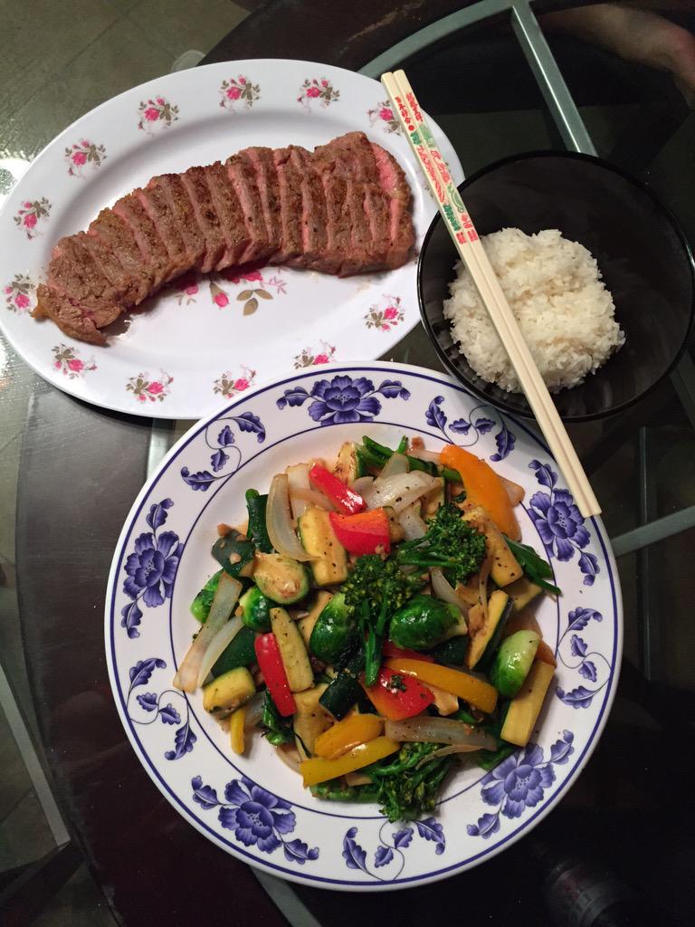 BuffAssPet's tweet photo. #SearedBeef and #SauteVeggies! Can't go wrong when yr #hungry at 1AM! #SwingOnBy #EveryonesInvited 😜👍 http://t.co/RWpvG1S6dn