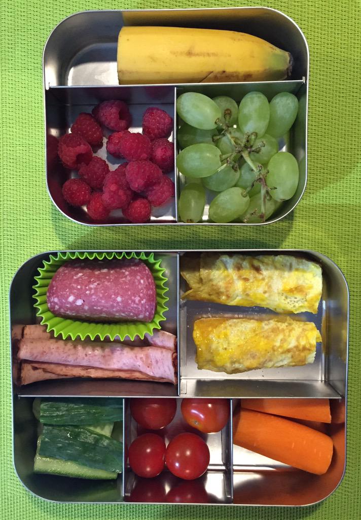 GreenJumpNL's tweet photo. Vandaag omelet, worst en groente &amp; fruit #meenaarschool #dutchbento #ahlunchtrommel http://t.co/IpkPTsygZR