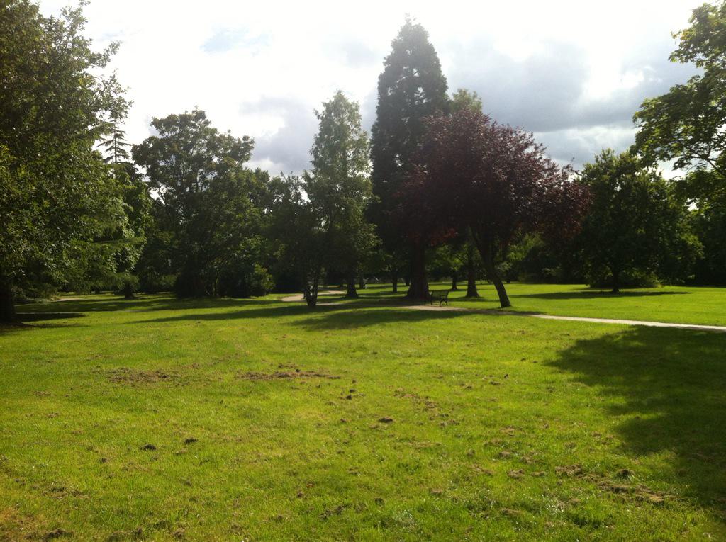 Wordstogoblog's tweet photo. Sun + #London = visit one of the parks in this city. My fav: St James's park &amp; Battersea park http://t.co/ZvEsGPD1SP http://t.co/53yHf8lBsC