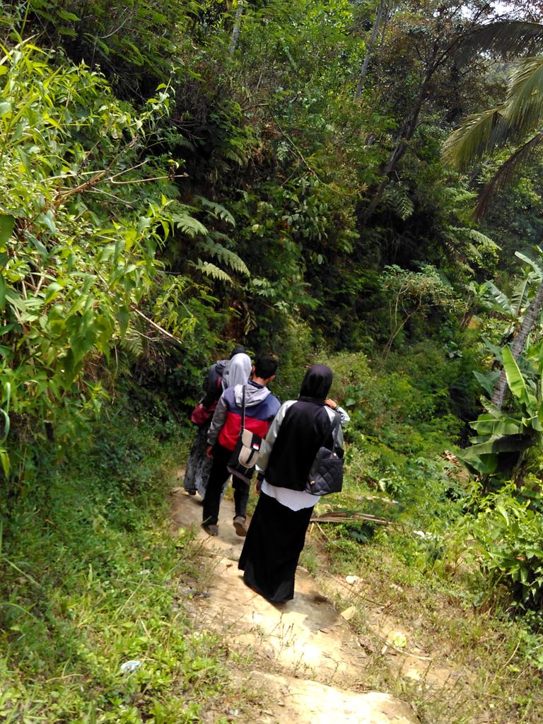 SatapSumurugul's tweet photo. Kepala sekolah sareng guru2 SMPN satap + SDN Sumurugul kompak jaralan kaki angkat + pulang sakolana 😀 @DediMulyadi71 http://t.co/cufRJj0Z8w