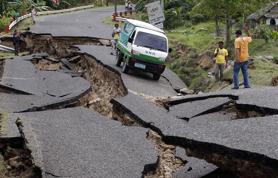 Nash_Newcast's tweet photo. One million people evacuated as a 8.3 magnitude #Earthquake trembles #Chile, #Tsunami watches in #Hawaii and #Peru. http://t.co/e61remNREP