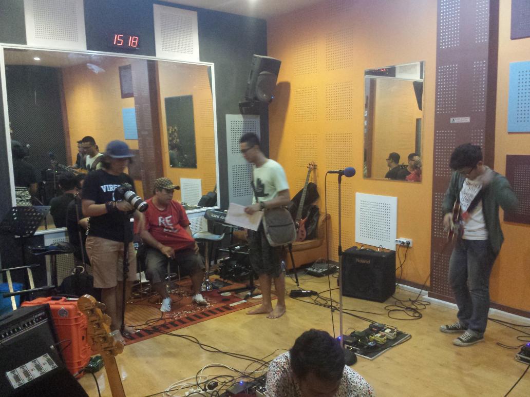 Tabasco_Band's tweet photo. Lagi siap2 untuk syuting bareng @_BLACKINNEWS_ #blackinnews http://t.co/OoTx3Tz3jD