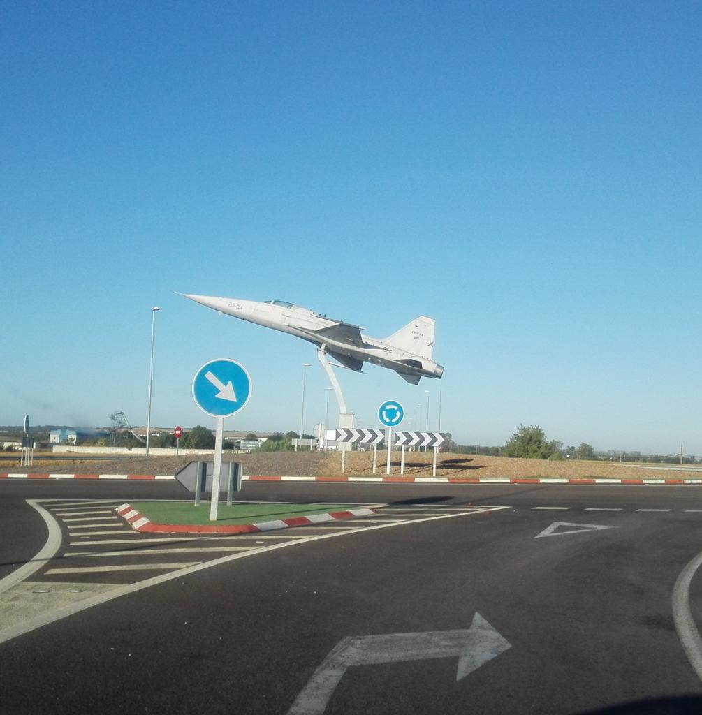 AUTOEAMADOR's tweet photo. @bdjaviymar mejor que la del helicóptero #rotondasfeas http://t.co/vjOb9UA5dw