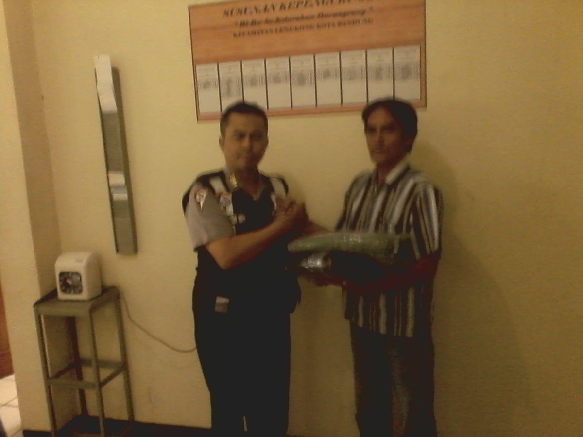 KBurangrang's tweet photo. Penyerahan Seragam dan Perlengkapan Linmas RW Se-Kelurahan Burangrang realisasi Program PIPPK tahun anggaran 2015 http://t.co/GQ5Qb6uWo4
