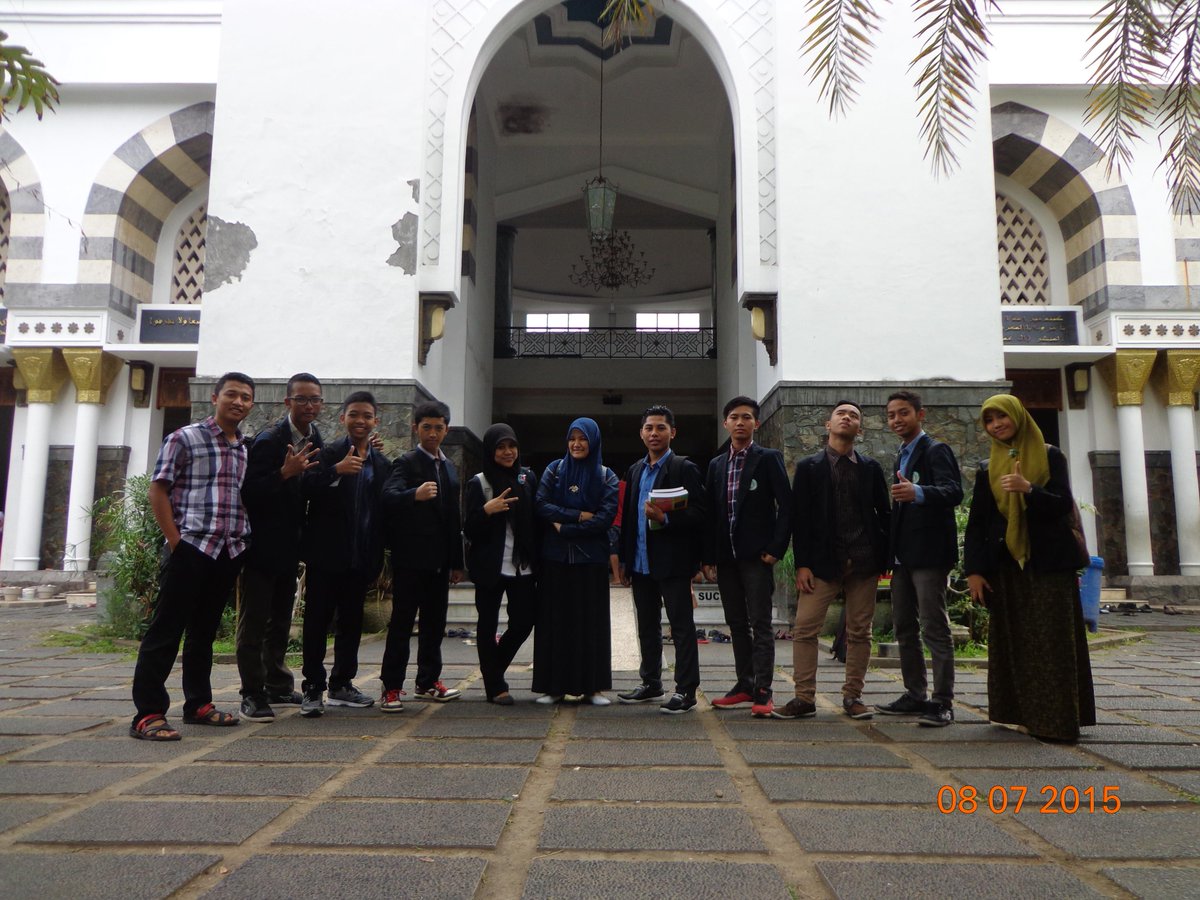 JhHamdi's tweet photo. In Aloon- Alooon
Before Going to Tasikmalaya http://t.co/ug9ki9kwbK