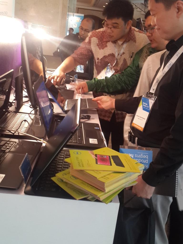 devisant's tweet photo. Antusias customer terhadap Dell πππ #DUF2015 #maxcloudID @MaxCloudID http://t.co/T034czqXeK