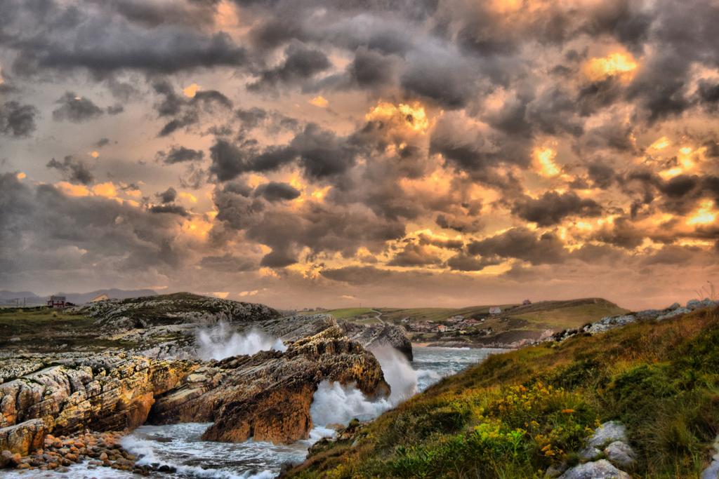 jeyandel's tweet photo. #Ciclogénesis #Atardecer #Virgendelmar #Cantabria #Cantabriainfinita #Septiembre  #DiasDeSur #Nikond3300 #HDR http://t.co/yP6BRTnl8U