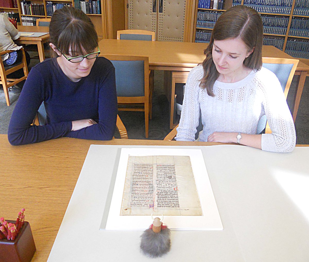 Viking_Lars7's tweet image. .@iuils students showing me a #medieval #manuscript in the #LillyLibraryIU! ow.ly/Sl0JX @iulibraries