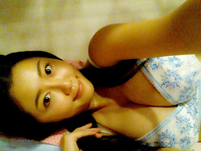 ベットでゴロゴロ✿˘︶˘✿ ).｡.:* ♬*゜ http://t.co/BuLaAYwiTS