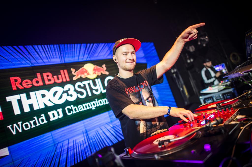 зарплата диджея в москве. Volac. диджей радиоведущая. Dj за пультом. зарплата диджея.