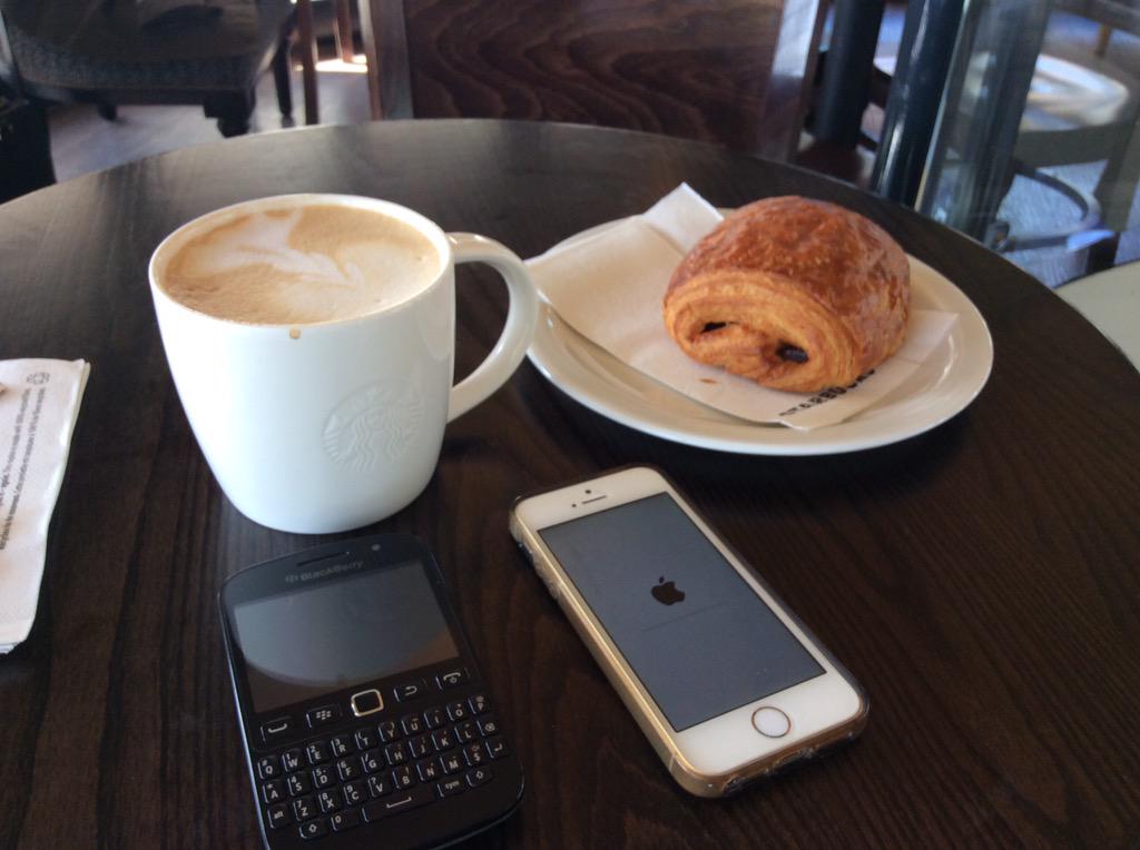 swimcogsy's tweet image. Quick coffee in sunny London #starbucks #happydays #IOS9Update