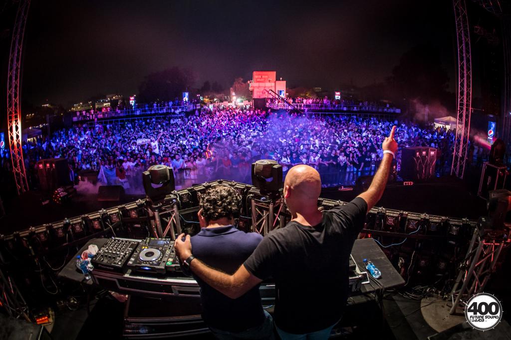alyandfila's tweet photo. Feels good to have Aly on stage with me 💓 🎉 http://t.co/M8XYkfRZSW