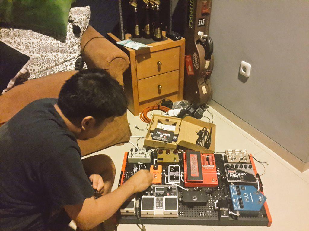 !!! RT <a href="/andhikatriyadi/">Andhika Triyadi</a>: Workshop gitar unt albumnya <a href="/ZOOTEMPLE/">Zootemple</a> bersama mister <a href="/yogapratama/">Yoga Pratama</a>