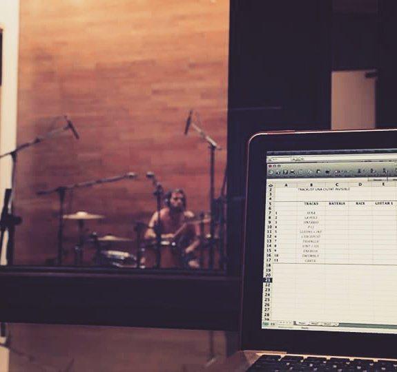 Fa un any que entravem als <a href="/milleniaestudio/">Millenia Estudios</a> per enregistrar part d'#UnaCiutatInvisible! Un disc que també és vostre!