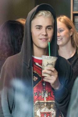 - Zdradzę Ci pewien sekret, mała. - powiedział lekko ocierając policzek o jej ucho. - Źli chłopcy robią to lepiej.