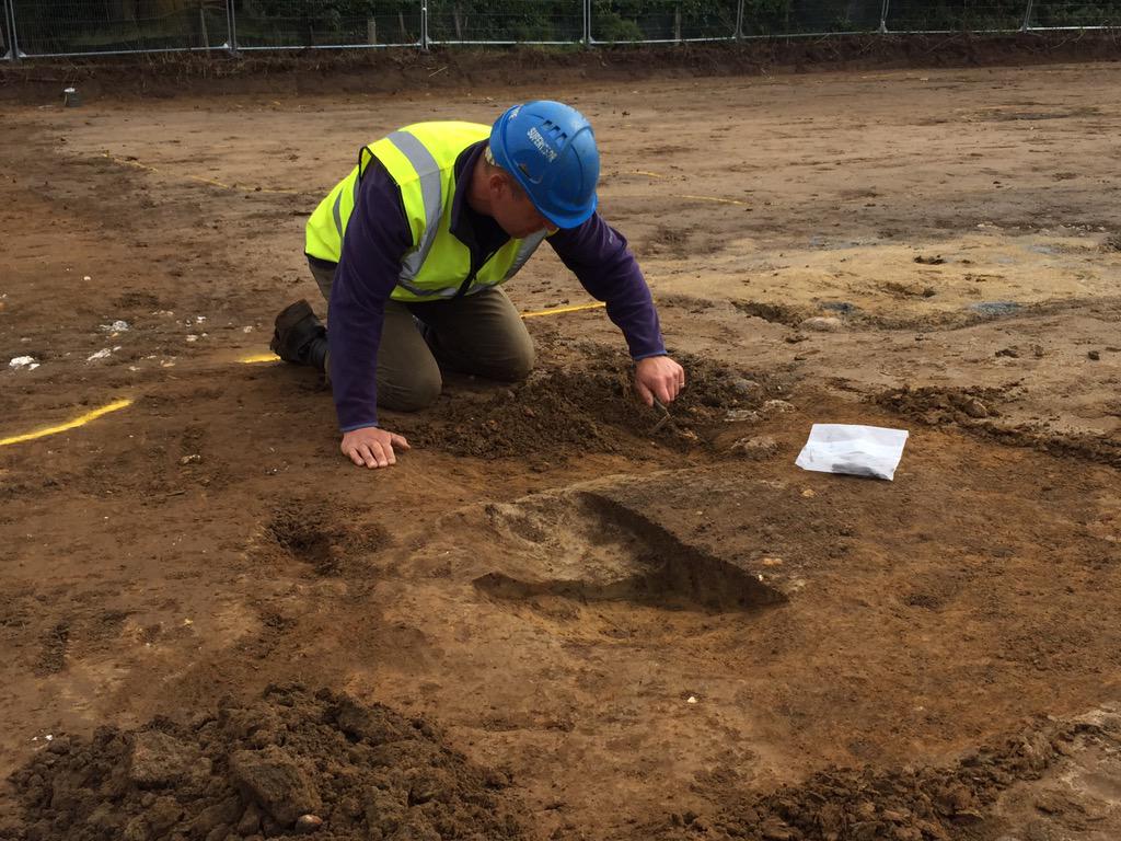 FoundationsArch's tweet photo. Site Supervisor Andy cleaning up a clay-lined pit in Shrivenham earlier today. http://t.co/F4miFirxF7