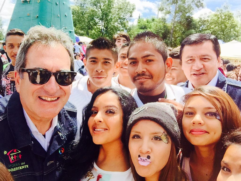 CarlosLozanoAgs's tweet photo. ¡Felices festejando el 3er Aniversario de la Casa del Adolescente! http://t.co/9gDx2YQbSj