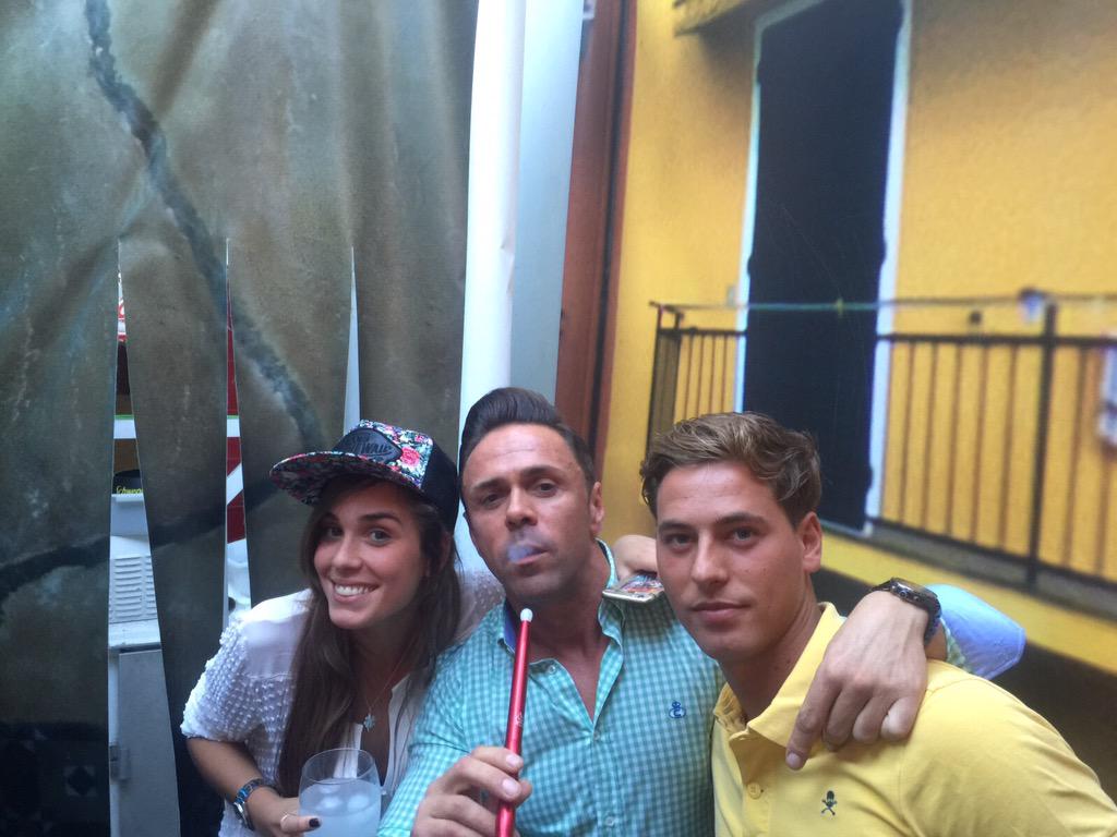 gabriel_sovi's tweet photo. En @ZonaBarcelo disfrutando del ultimo día dferia con Wence @AlejandraGh15 y @as_de_shisha como siempre espectacular! http://t.co/Y8z3rZqivf
