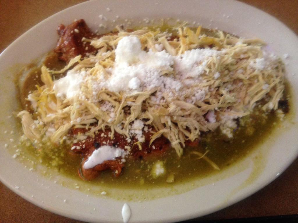 GabyluChelas's tweet photo. Huarache de pollo con cecina http://t.co/43BMAz6mS1