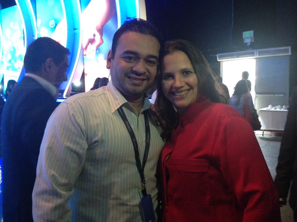 ttryhane's tweet photo. Y en el #StandUpDigital me topo con @raquelretegui. Se le extraña en la oficina 😊 http://t.co/cJGWn8lwwV