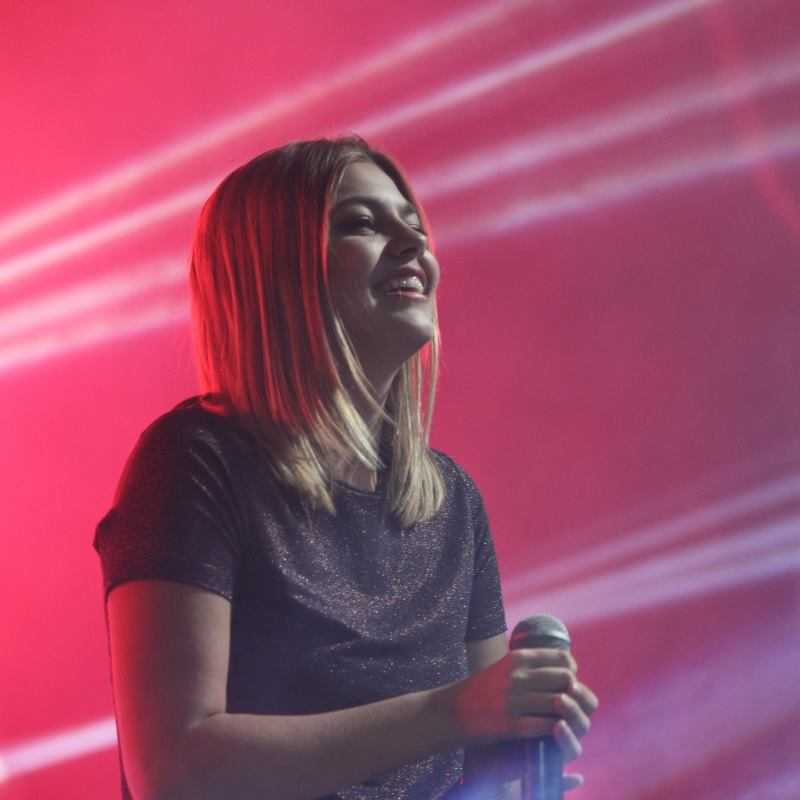 Team_Louane's tweet photo. [PHOTOS &amp; VIDEOS] @Louane était hier soir au Tour Vibration du Mans !
Photos et vidéos ici : http://t.co/5pDCPPWiGw http://t.co/WdLUENgvQP