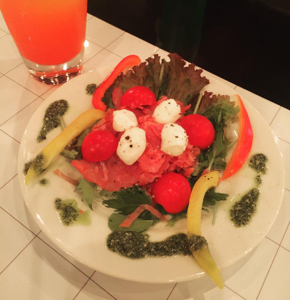 さきほどゴッドイーターダイニングでご飯いただきました!飲み物も食べ物も美味しかったです!ノートに落書きもしてしまったわい。