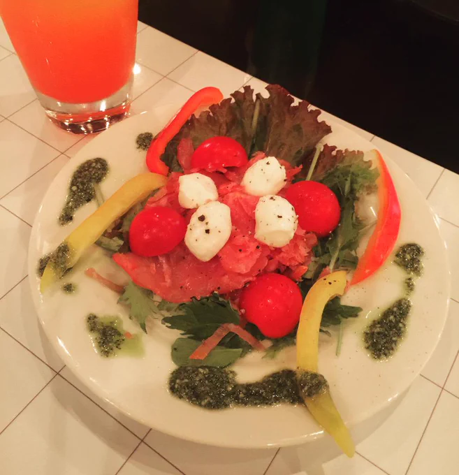 さきほどゴッドイーターダイニングでご飯いただきました!飲み物も食べ物も美味しかったです!ノートに落書きもしてしまったわい。