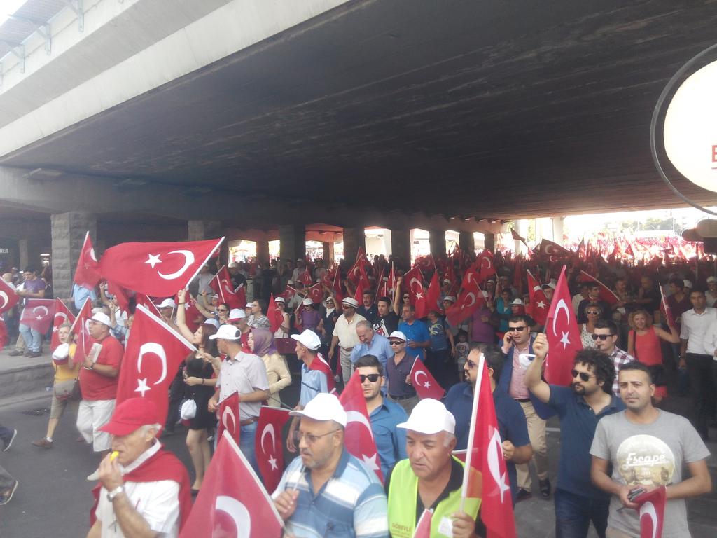 Ellerimizde Ay-yıldızlı şanlı bayrağımız ile 100 binler terörü Lanetliyor.. #ankara <a href="/Lokman_Erturk/">Lokman Ertürk</a>