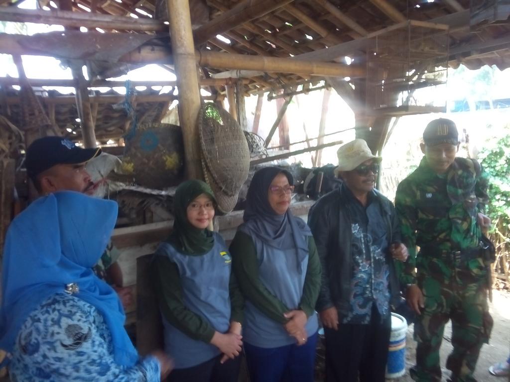 Efen17's tweet photo. Panen raya pok tani margasari bersama koramil 1809/BB, Dinas pertanian kota bdg dan lurah sekejati  dgn 16 ton/ha. http://t.co/DhdX8dAvzB