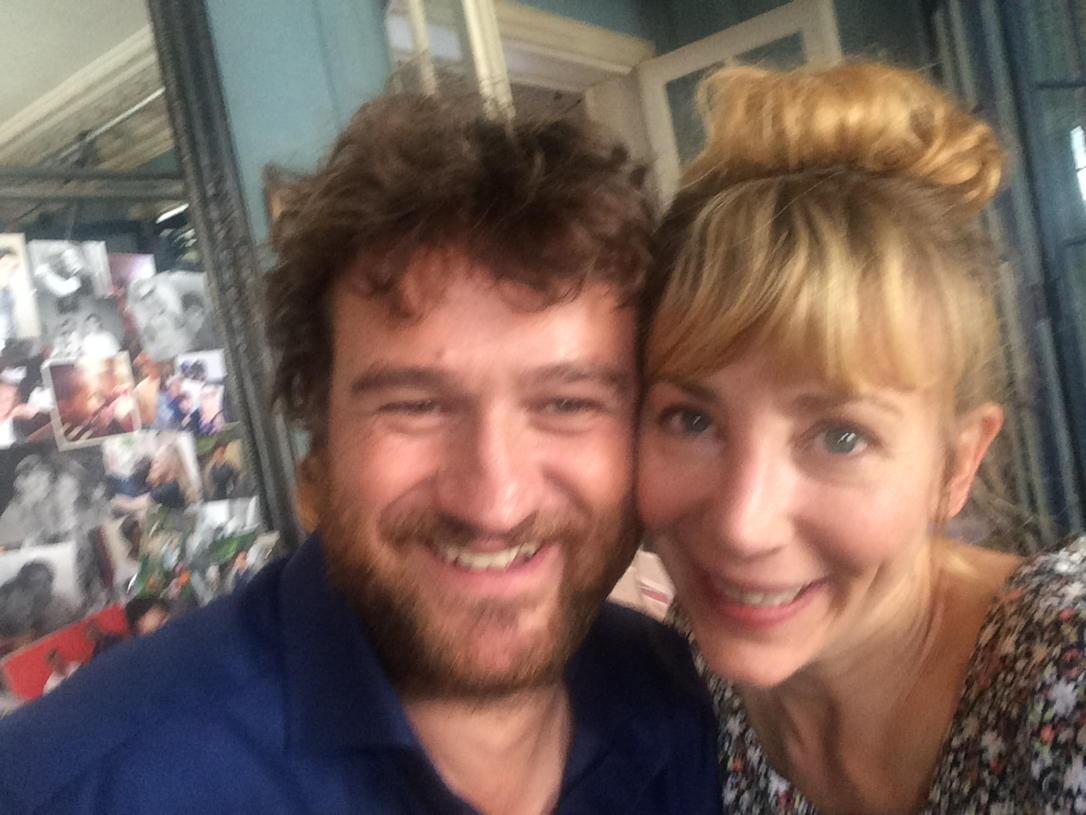 Avec @odboffi iel sur le tournage de #l'appart!! Très jolie rencontre!!🍓🍎