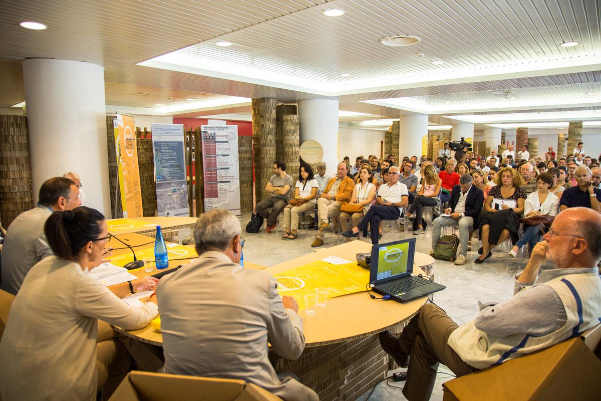architettipe's tweet photo. Intenso dibattito a #Pescara sul futuro della città con architetti, istituzioni, costruttori @LauraAntosa http://t.co/vzWGZ98ei8