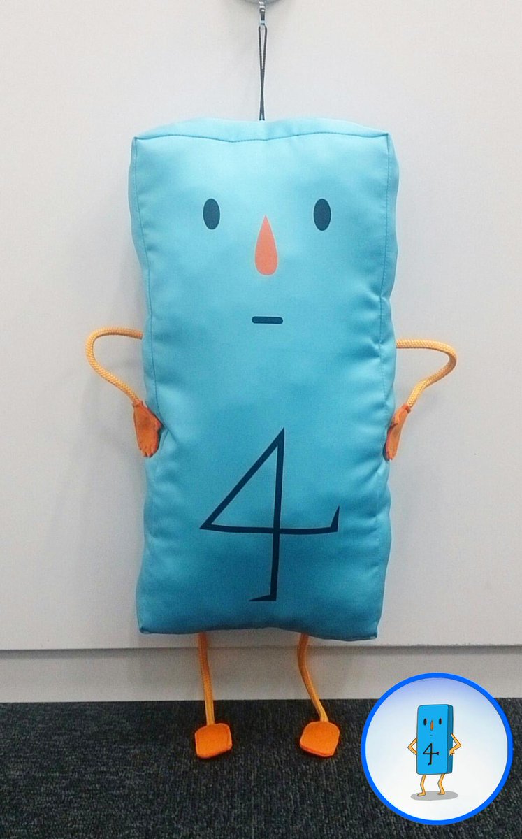 アニメ きんいろモザイク 変な人形クッションで Opの変な踊りを再現してみた 静止画 商品としては 大きいのにストラップが付いているのがポイントです 頑張れば 鞄にだって付けられる 頑張れば Kinmosa Http T Co 1wlurituk0