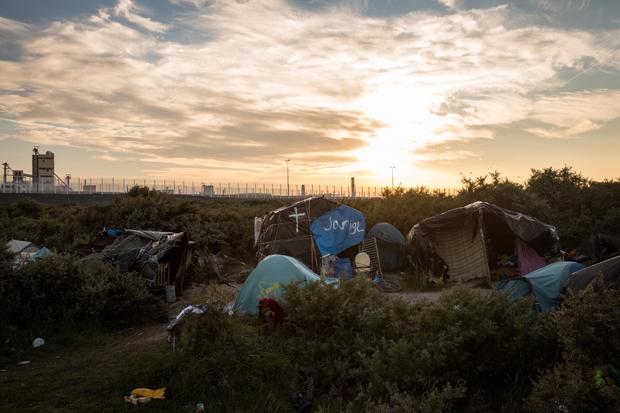 LitBritish's tweet photo. British volunteer Mary Jones sets up a library in Calais migrant camp http://t.co/mHnfErnoLm @EmilyBooksBlog http://t.co/GSaZxHXmZW
