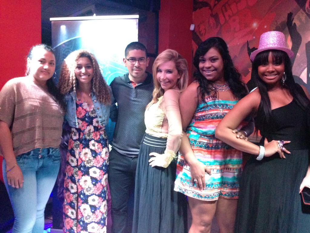 tvnradio965's tweet photo. Anoche fue derroche de talento en la semifinal #KaraokeLive.
Uno de ellos irá a los Latin Grammy's con los @gaitanes http://t.co/0mjGtXAXX5